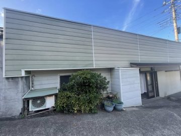 岡田港近くの2階建て元民宿