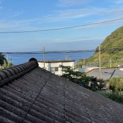 岡田港近くの2階建て元民宿