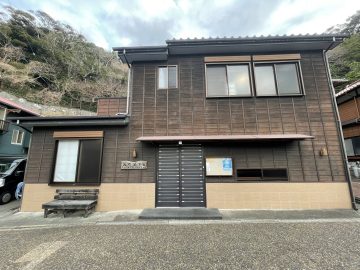 伊豆大島を代表する名店「港鮨」の建物です。 1階が店舗、2階が居宅となっています。 店舗部分は居抜きとなります。 居宅部分の家電製品などは応相談となります。  ※現在、居住及び営業中のため、直接のお問い合わせはお控え下さい。